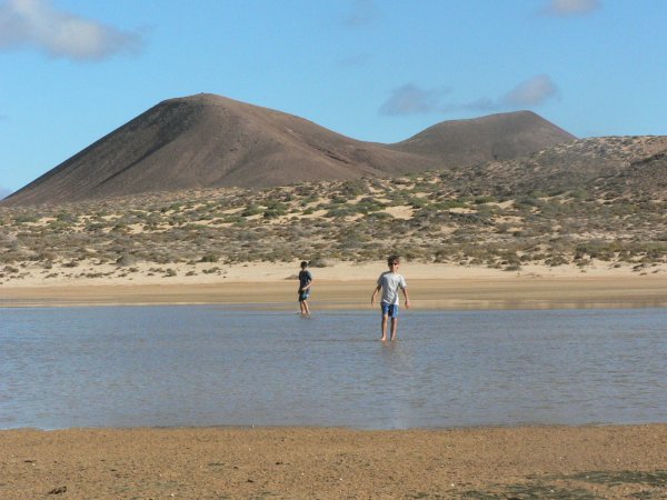 13- Les enfants jouent dans la lagune 
